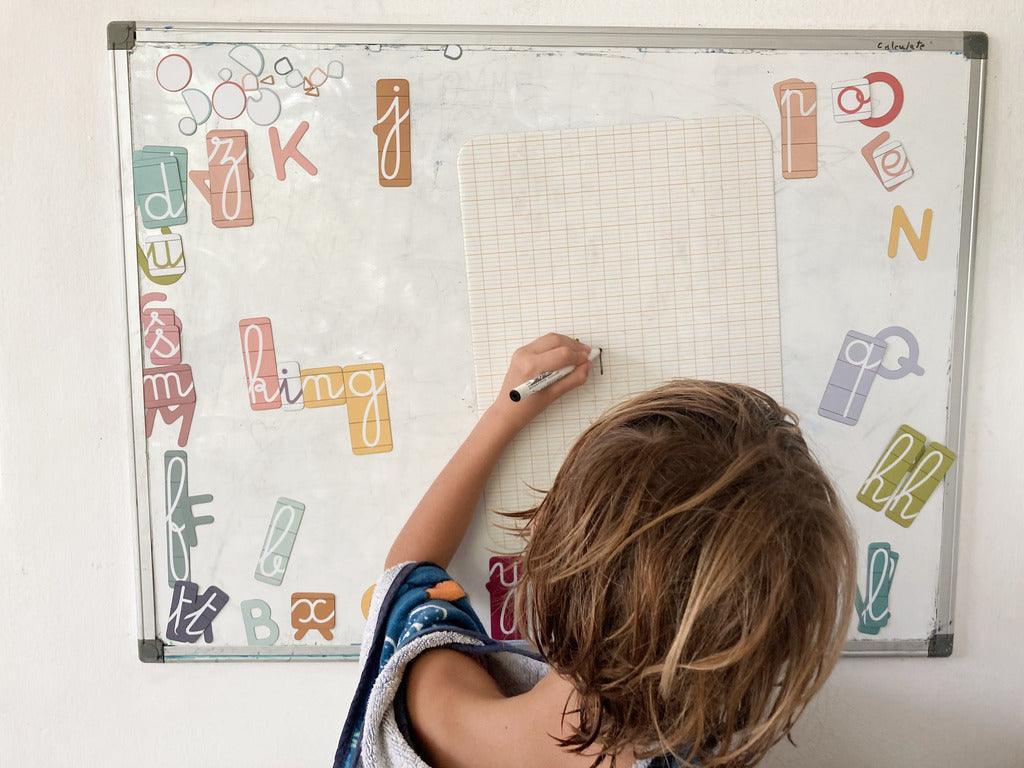 Magnet aimant jeu éducatif magnétique Fabrikacursives lettres cursives écriture apprendre apprentissage planche produit Ma Cabane à Rêves tableau blanc écriture seyes velleda école élève montessori