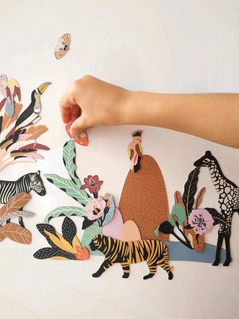 Enfant jouant avec Magnet animaux jeu éducatif magnétique afrique léopard girafe