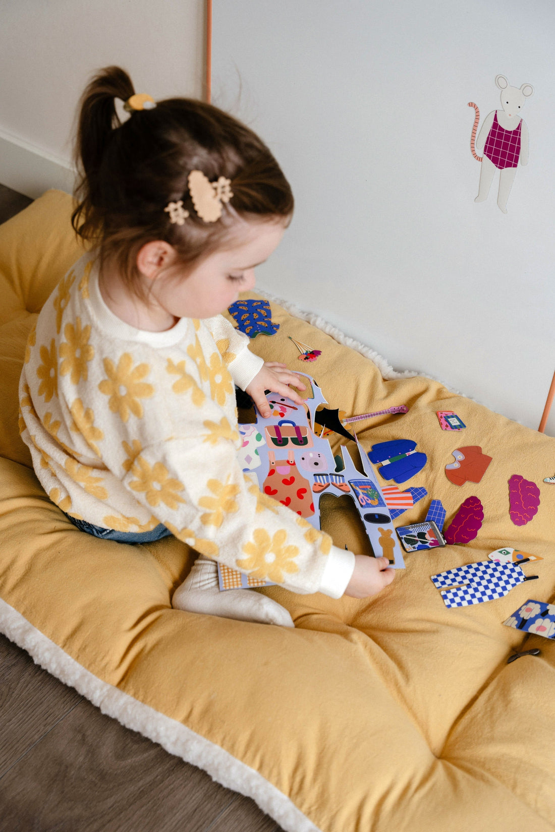 Petite fille jouant avec des jeux magnétiques fabriqués en France — Ma Cabane à Rêves