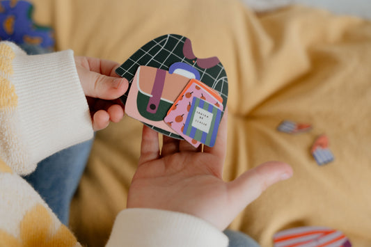 Enfant manipulant un magnet cartable — jeu magnétique éducatif pour la rentrée scolaire