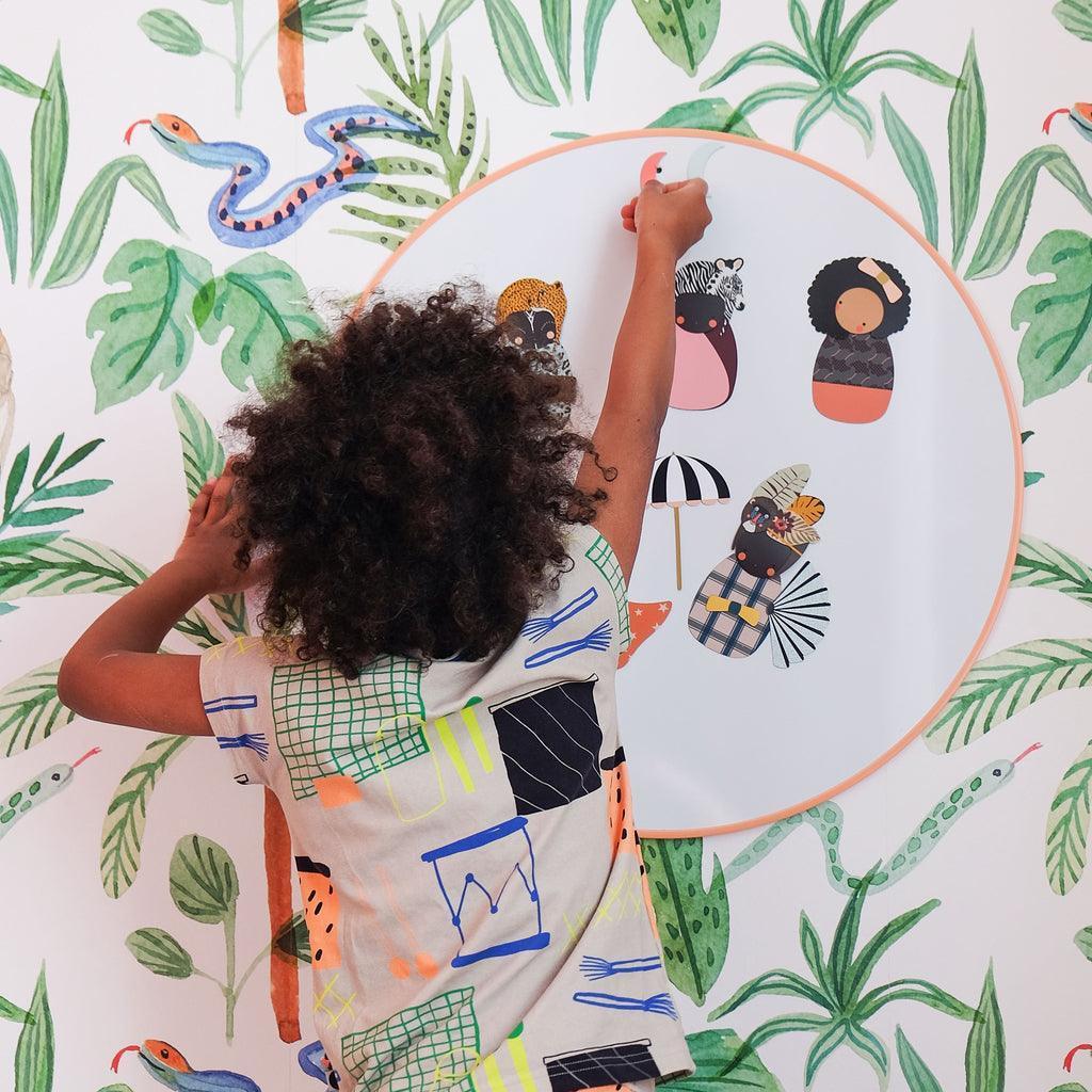 Jeu magnétique Poupées Wax — enfant devant tableau magnétique Ma Cabane à Rêves