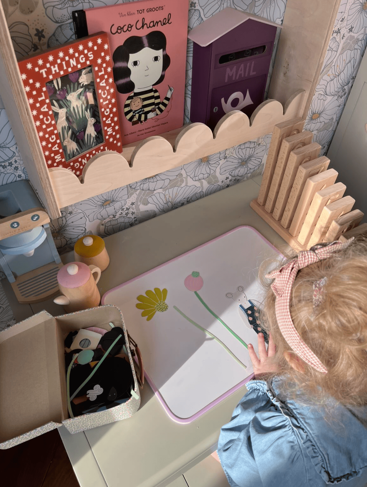 tableau blanc magnétique - bureau dans chambre enfant