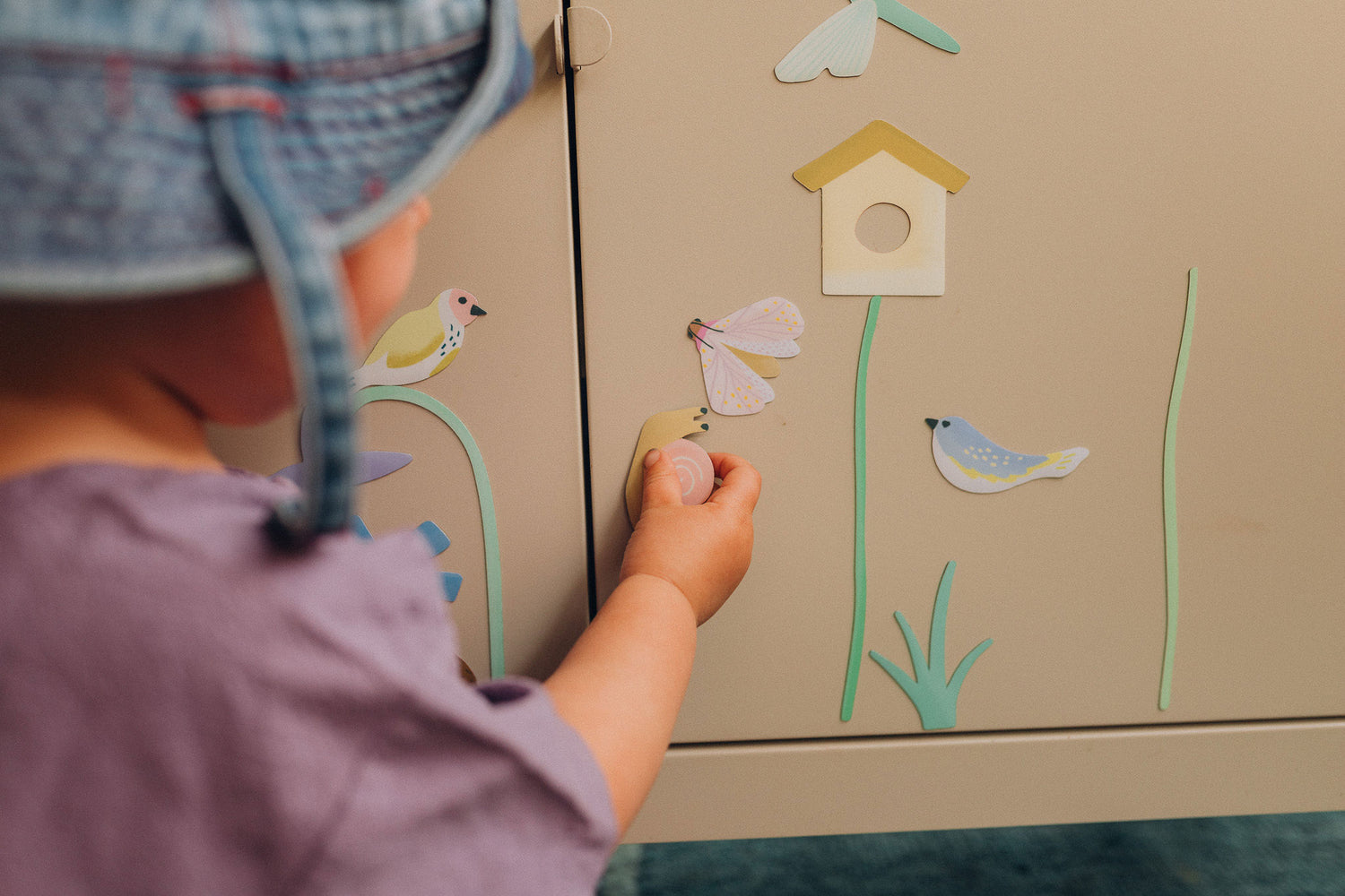 Enfant jouant avec des magnets animaux jardin Ma Cabane à Rêves sans écran sans piles