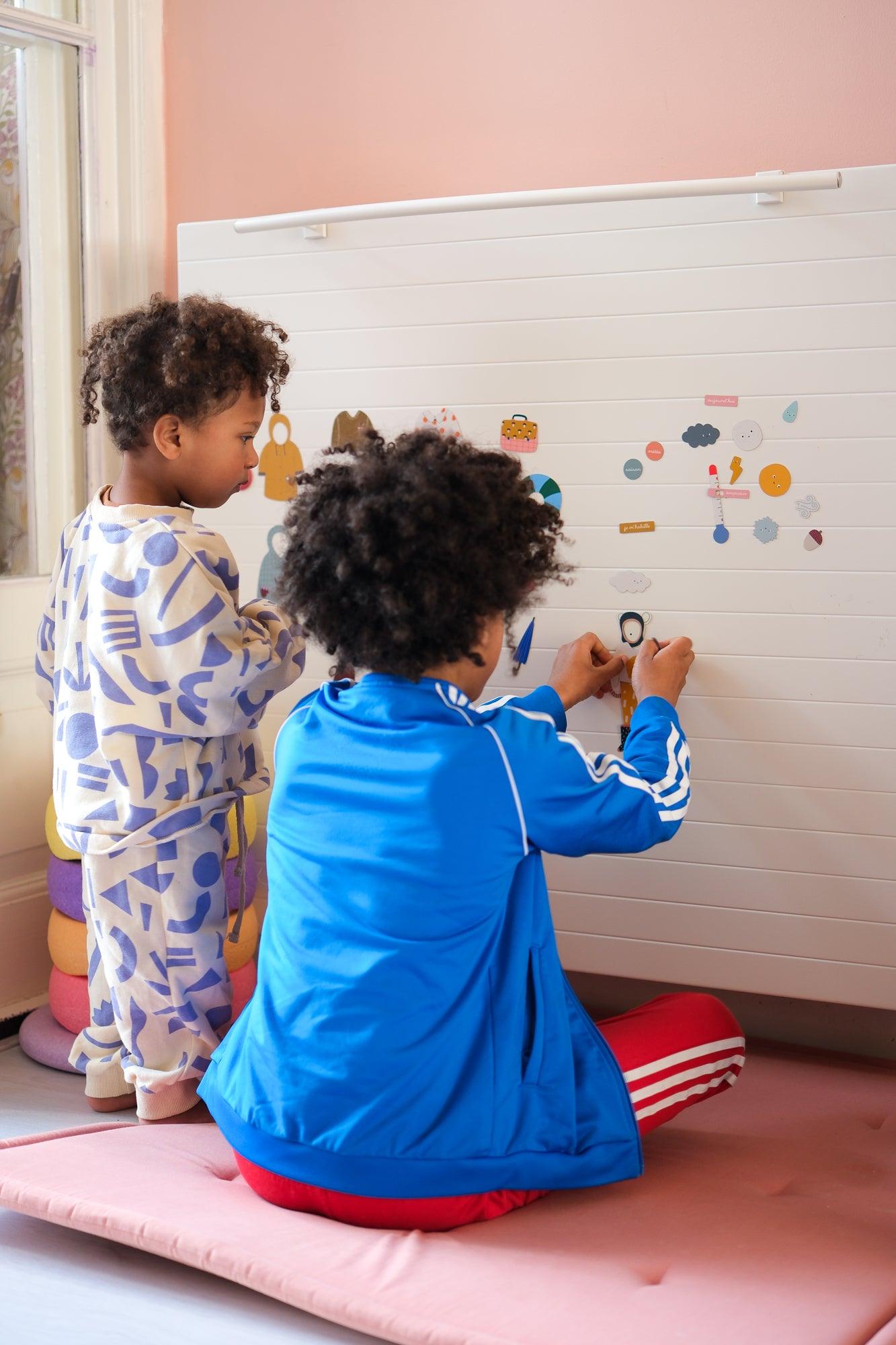 Famille jouant avec des jeux magnétiques Ma Cabane à Rêves