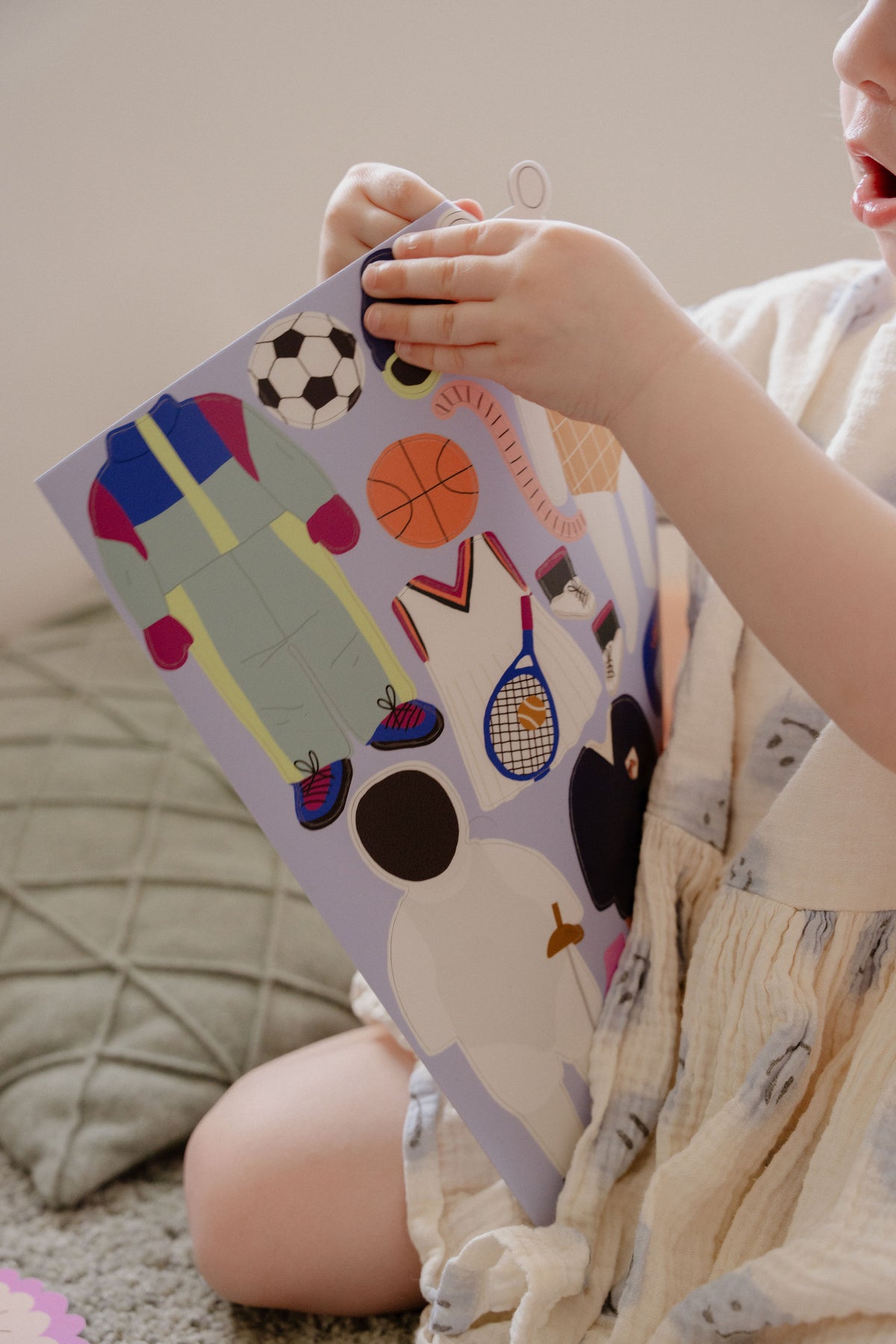 Enfant découvrant la planche des magnets du jeu Les Sports Ma Cabane à Rêves