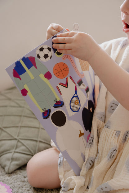 Enfant découvrant la planche des magnets du jeu Les Sports Ma Cabane à Rêves