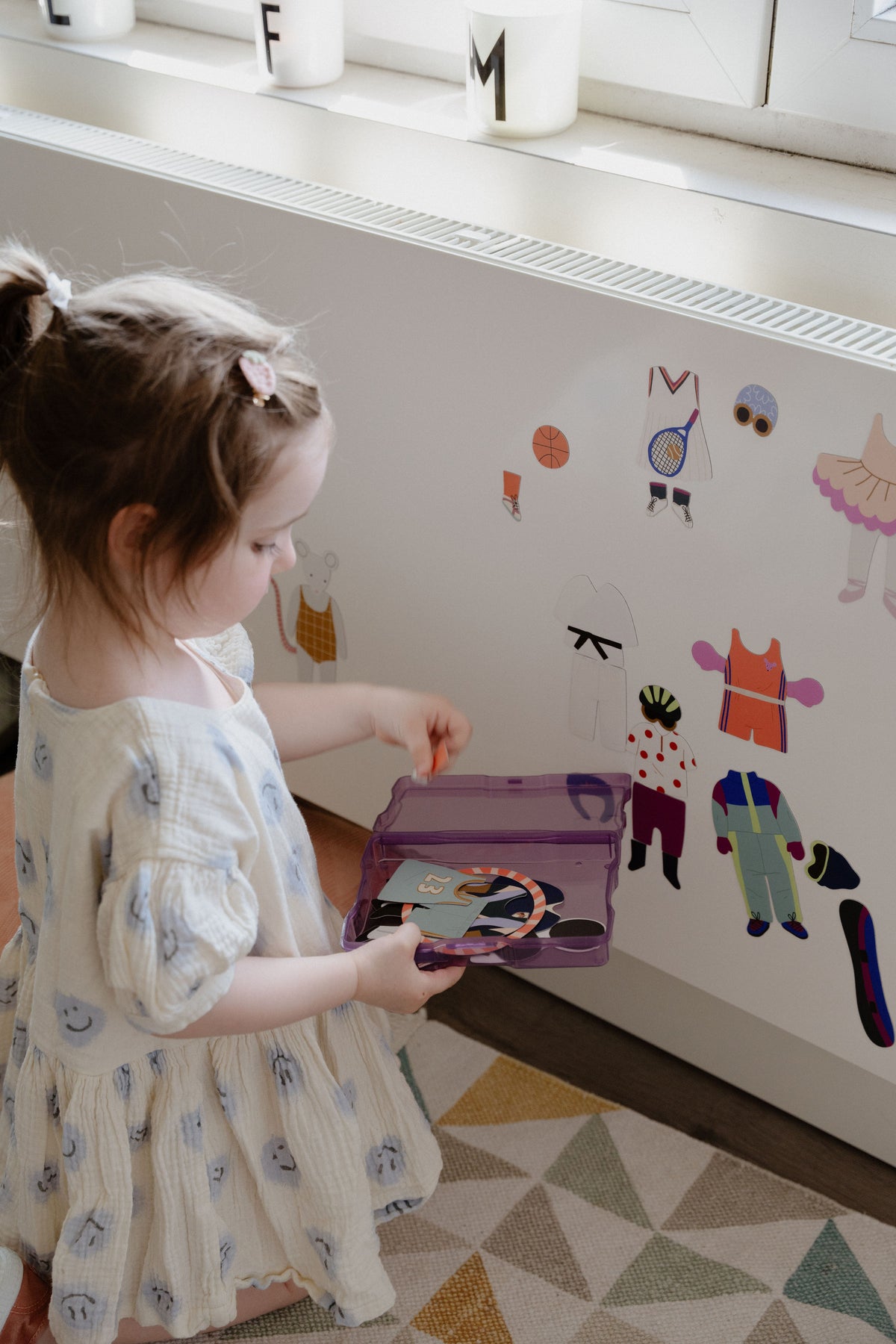 Enfant habillant Céleste avec les magnets du jeu Les Sports, éveil et motricité fine 3-7 ans