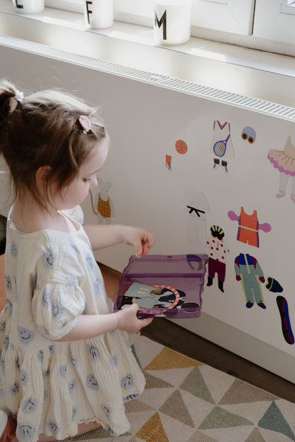 Enfant habillant Céleste avec les magnets du jeu Les Sports, éveil et motricité fine 3-7 ans