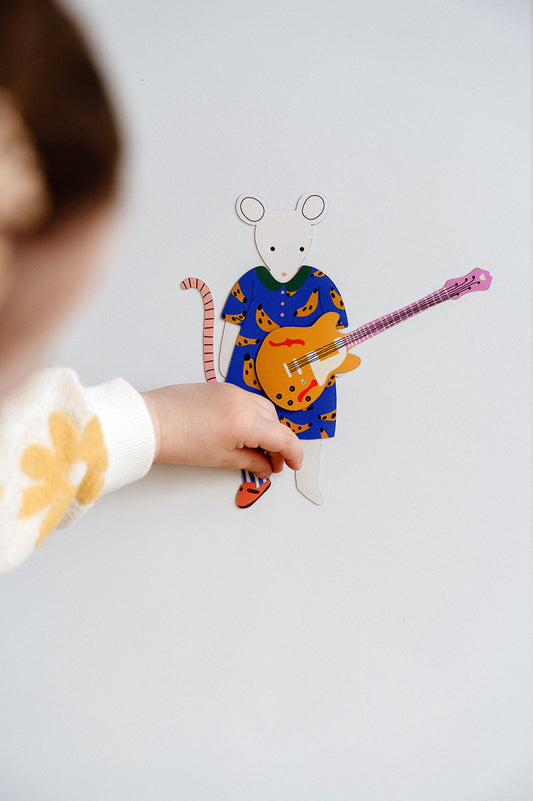 Enfant manipulant le magnet musicien du jeu magnétique Les Métiers Créatifs