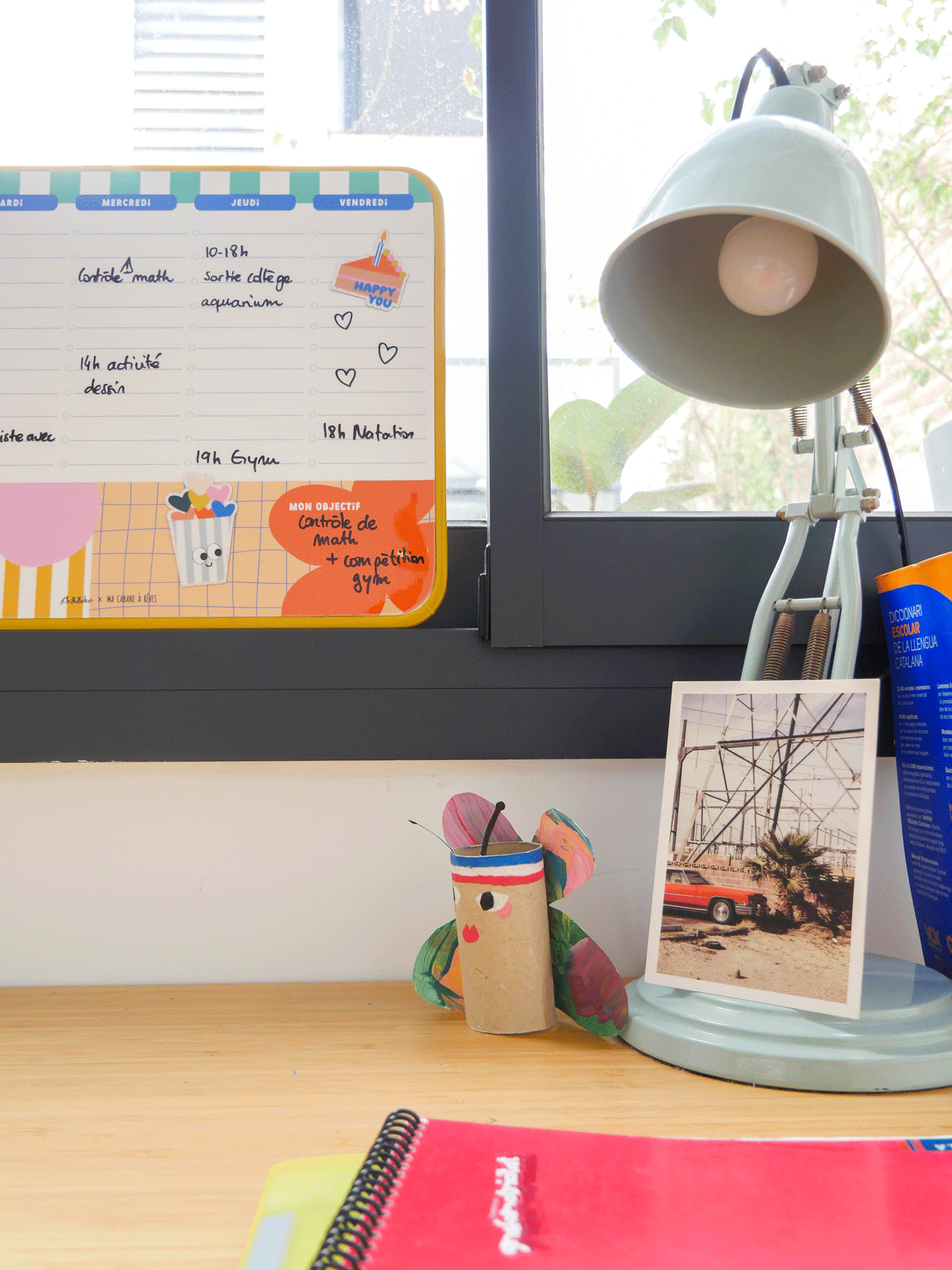 Semainier magnétique Pop Taxi Brousse utilisé sur un bureau