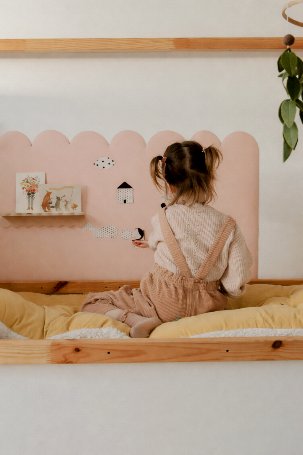 Scalloped Adhesive Magnetic Wall Board — LIGHT PINK