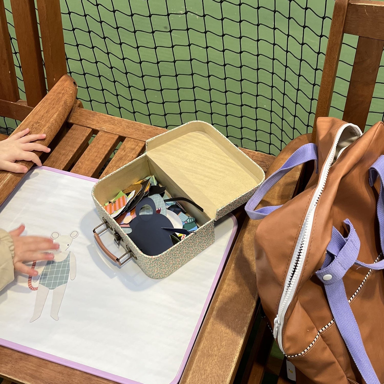 Tableau magnétique 30x40cm posé sur une chaise pendant un cours de tennis