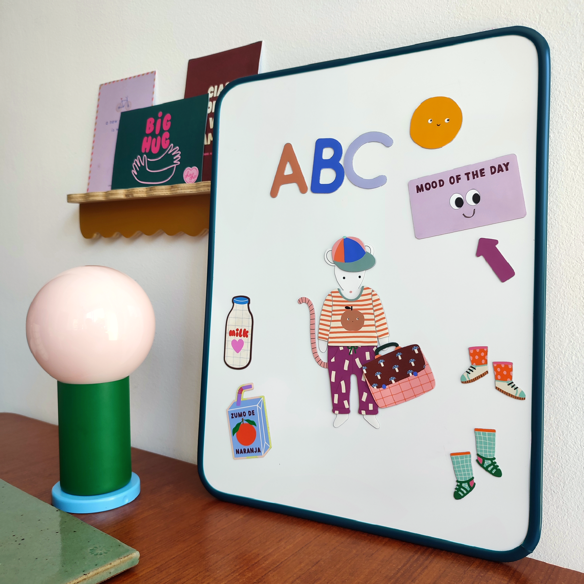 Ardoise magnétique Canopée avec lettres ABC et magnets Ma Cabane à Rêves, en situation dans une chambre d'enfant