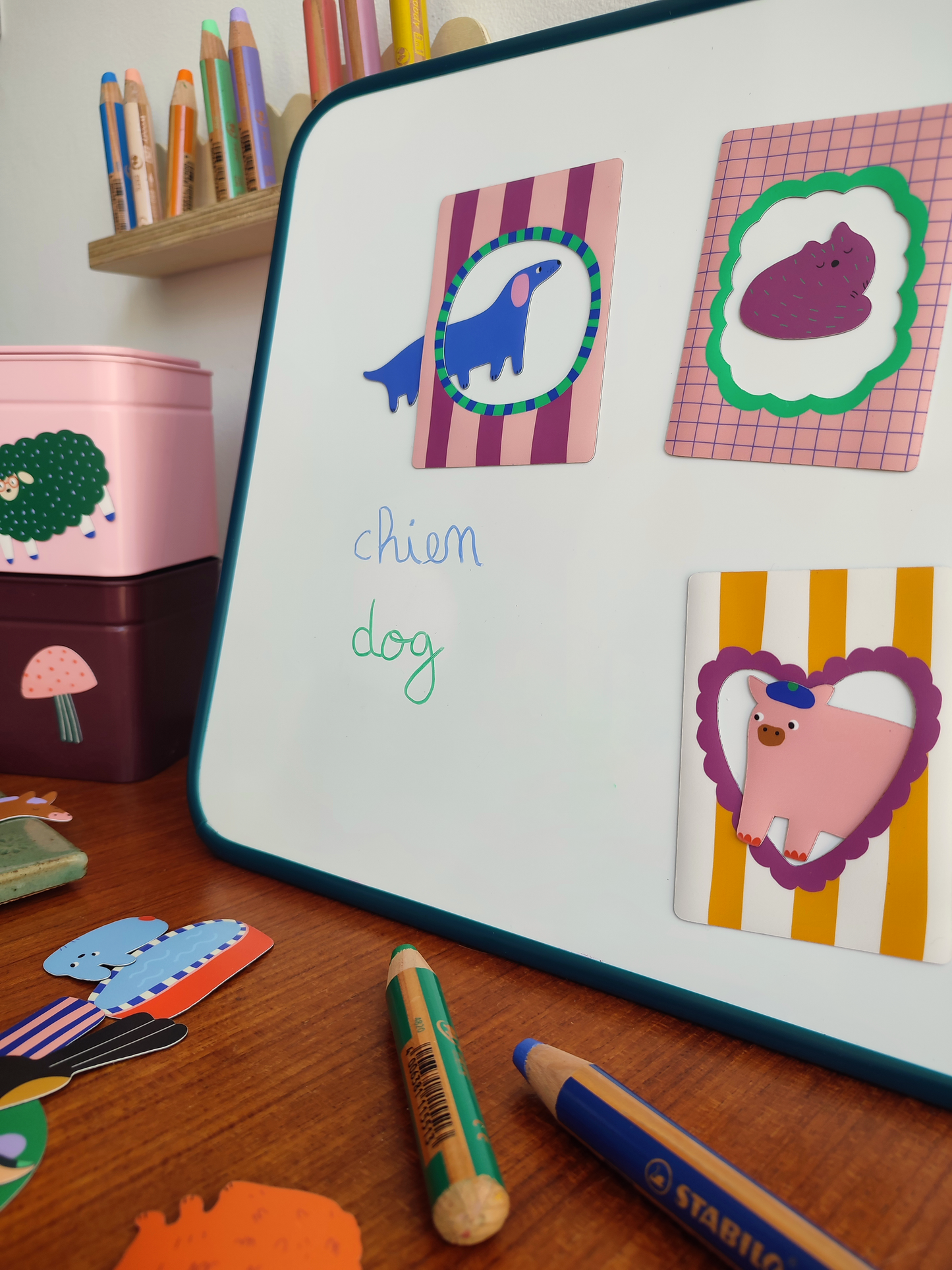 Enfant écrivant "chien" et "dog" sur l'ardoise magnétique Canopée — apprentissage bilingue français-anglais