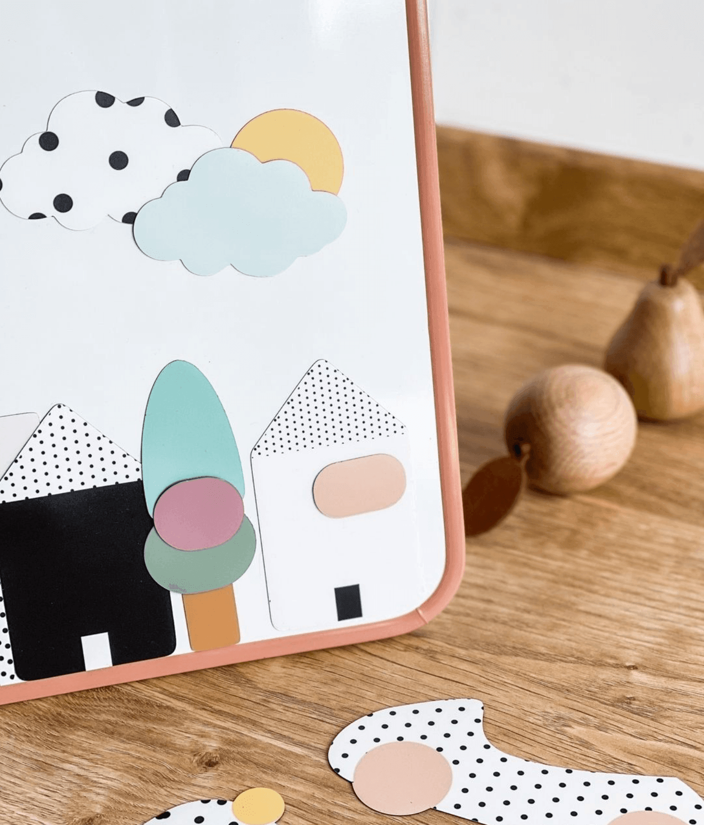 tableau ardoise magnetique avec magnets maisons et arbres