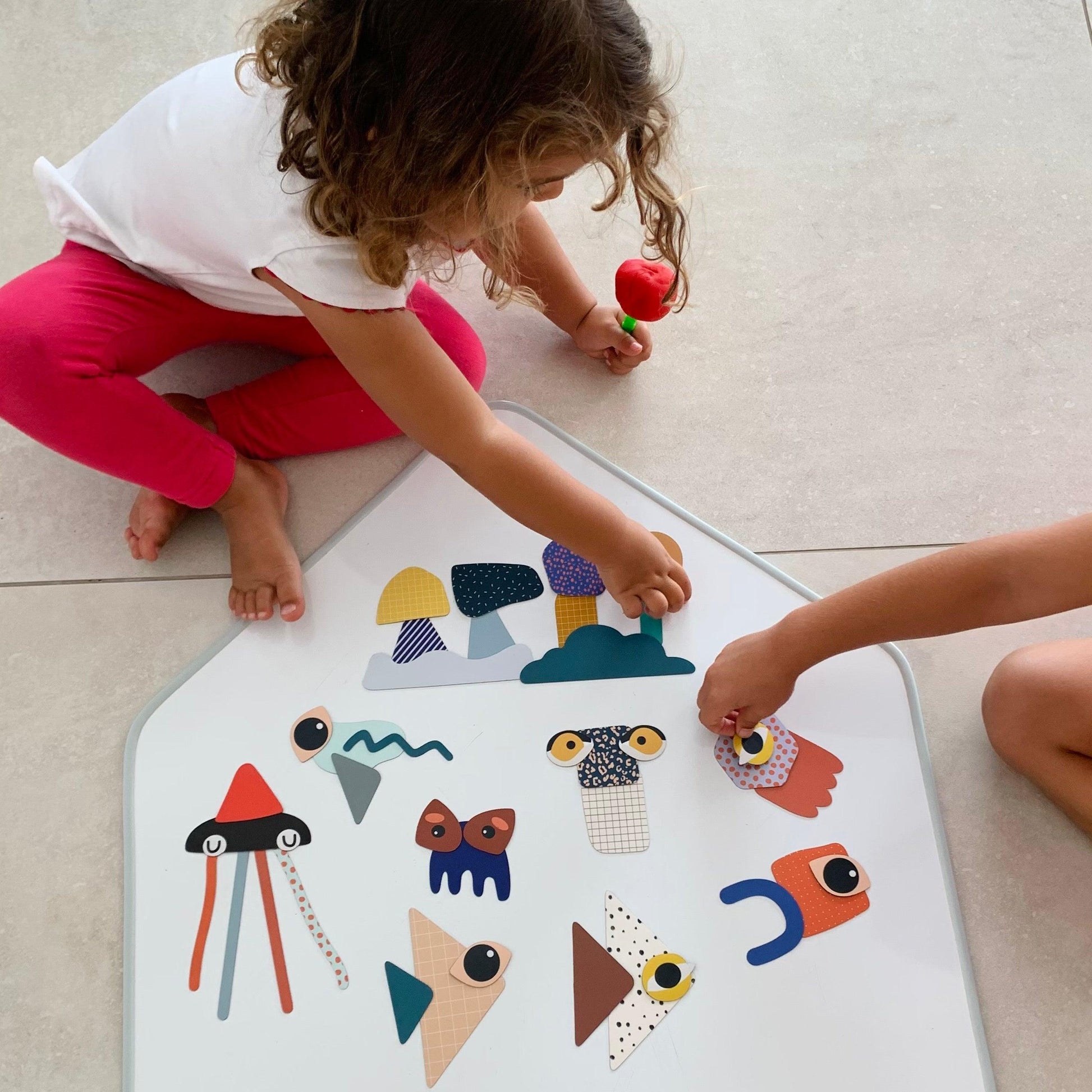 Magnet aimant jeu éducatif magnétique Fabrikabrac formes géométriques rubrique à brac couleurs primaires yeux rigolo motifs pointillé Enfants jouant ardoise bonhomme